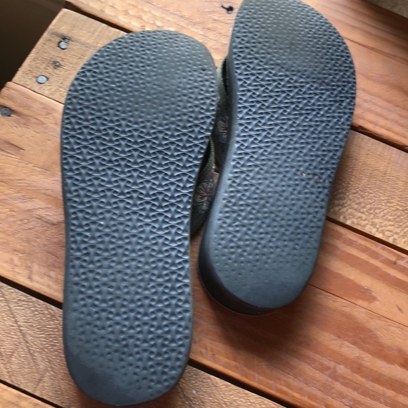 Teva Flip Flops 1.5” Heel Khaki Olive Green with Floral and Spirals size 9 - Picture 9 of 11